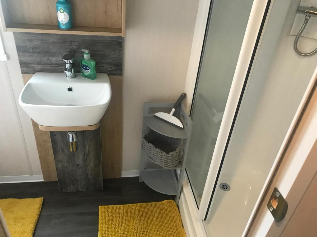 فندق Flamingo Land Private Caravan - No 8 Cedarwood Kirby Misperton المظهر الخارجي الصورة